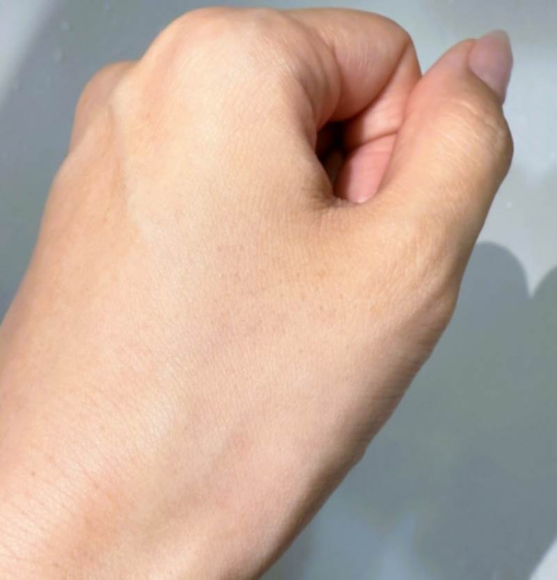 メイクを落とした手の写真
